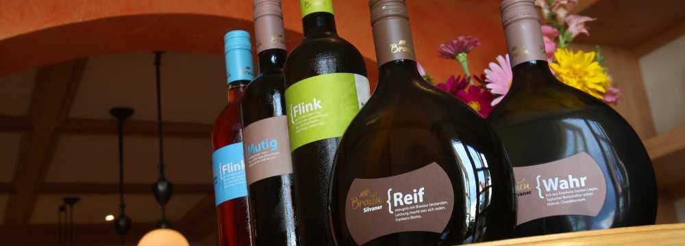 Brauner B�r und wei�e Taube in Volkach