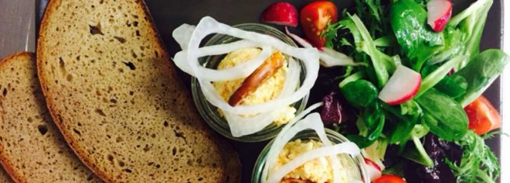 Brauner B�r und wei�e Taube in Volkach