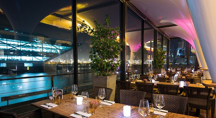 am kai | restaurant. seafood. drinks. elbblick in Hamburg, Foto 2